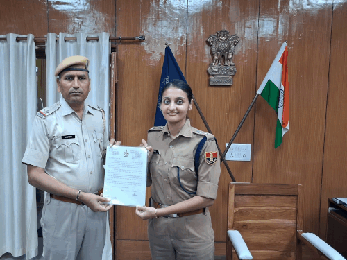 अच्छा काम करने पर एसपी ने किया सम्मानित:राज्य स्तर पर पेंडेंसी कम रखने एक एएसआई, हेड कॉन्स्टेबल और कॉन्स्टेबल सम्मानित