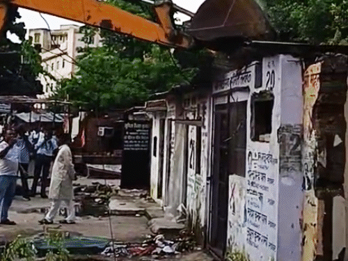लखनऊ में 11 अक्टूबर को चलेगा बुलडोजर:ध्वस्त होंगे वकीलों के अवैध चैंबर,कलेक्ट्रेट, बलरामपुर अस्पताल समेत आसपास के इलाकों से हटेगा कब्जा
