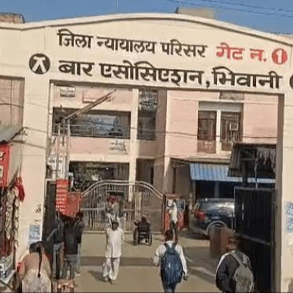 आज कोर्ट में वकील पेश हुए तो लगेगा 11000 जुर्माना:जींद में अधिवक्ता से मारपीट के विरोध स्वरूप भिवानी बार का वर्क सस्पेंड