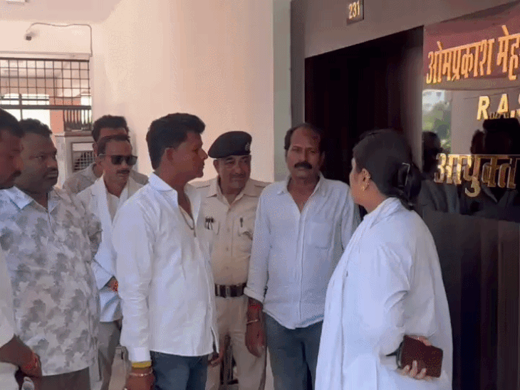 नगर निगम पर सफाई व्यवस्था ठप करने का आरोप:कांग्रेस पार्षदों ने किया प्रदर्शन, दशहरा मेले से मुशायरा व कव्वाली हटाने पर जताया ऐतराज