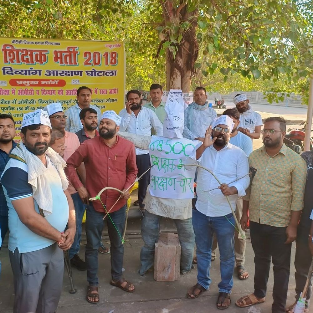68500 शिक्षक भर्ती अभ्यर्थियों ने इको गार्डन में मनाया दशहरा:लखनऊ में 50 दिनों से रहे हैं धरना , बेरोजगारी और भ्रष्टाचार का पुतला दहन करने से पुलिस ने रोका