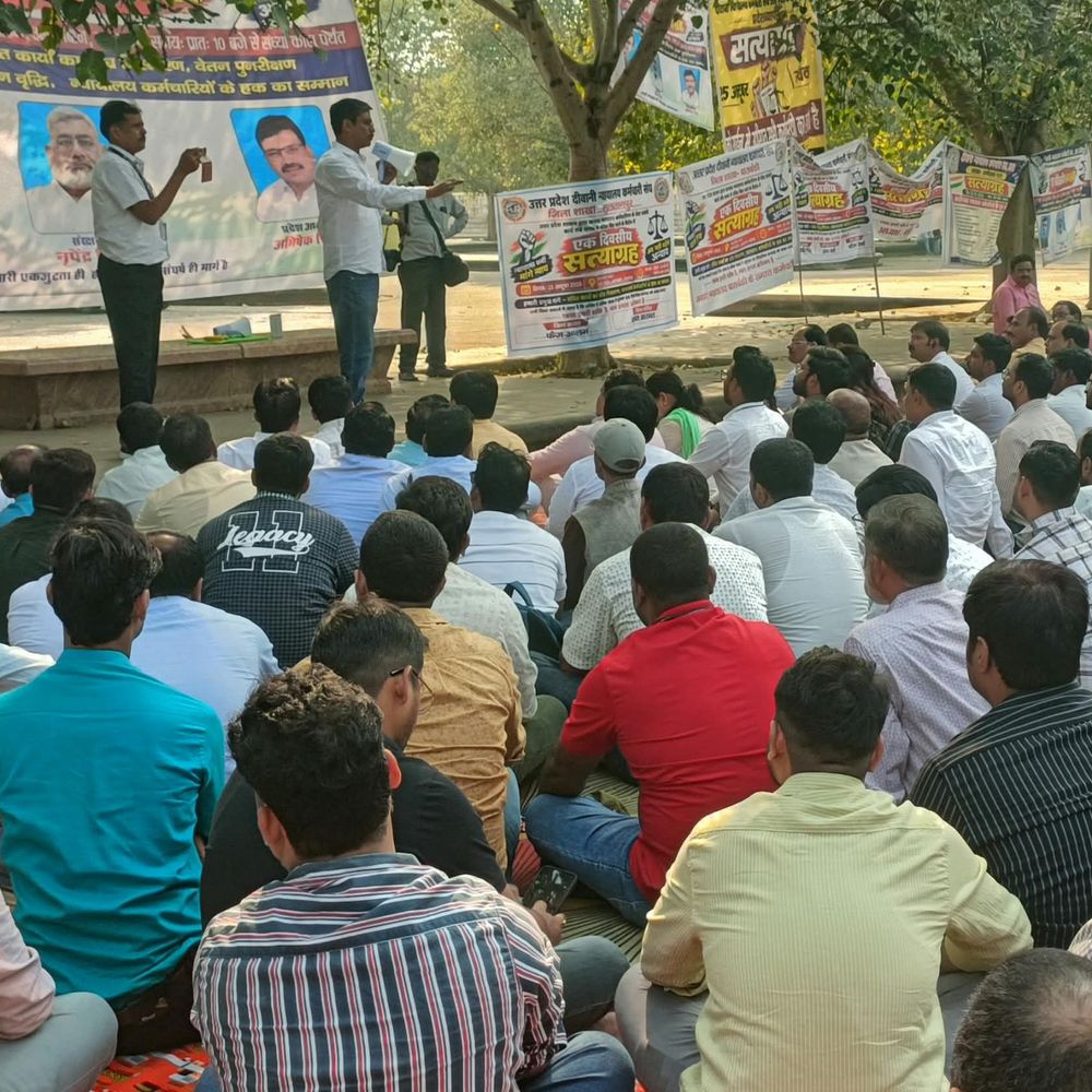 लखनऊ में न्यायालय कर्मचारियों का सत्याग्रह:प्रदेश भर से जूते कर्मचारी, जनवरी 2027 में संपूर्ण कार्य बहिष्कार कि चेतावनी