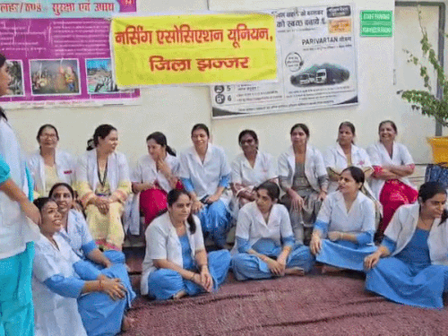 एक कचौरी, दो समोसा, इस सरकार का क्या भरोसा:झज्जर में नर्सिंग स्टाफ ने लगाए नारे,ऑनलाइन ट्रांसफर पॉलिसी के विरोध दूसरे दिन भी हड़ताल
