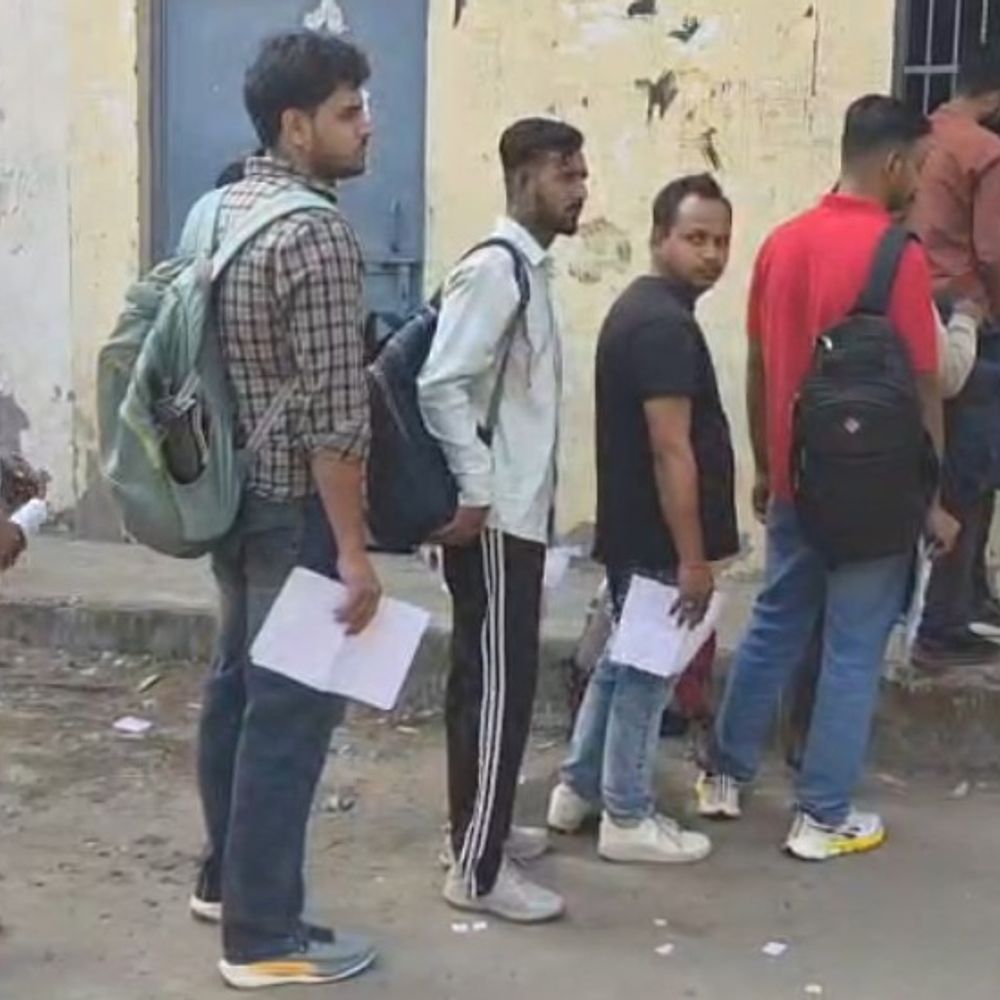 गाजियाबाद में PET परीक्षा आज 44 केंद्रों पर:परीक्षा से आधा घंटे पहले ही केंद्र के गेट बंद, सुरक्षा कड़ी