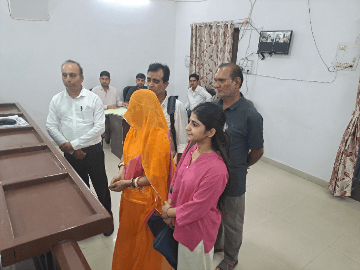 घूंघट की आड़ में महिला प्रत्याशी पहुंची नामांकन जमा करने:कलेक्ट्रेट में जिलेभर से आए दावेदार, नामांकन का अंतिम दिन कल