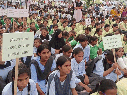 SEC राजेश्वर बोले-जिला परि‌षद,पंचायत समिति में वोटिंग प्रतिशत बढ़ाना चुनौती:पंचायती राज चुनाव बाद वोटर आईडी कार्ड में होंगे सुधार; नेछवा में वोटर्स जागरूकता कार्यक्रम