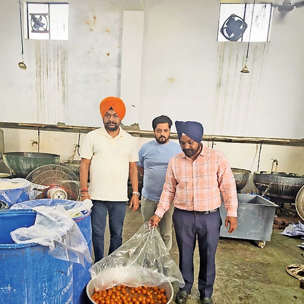 फूड सेफ्टी विभाग ने 400 किलो मिठाइयां नष्ट कराईं, 6 सैंपल भरे