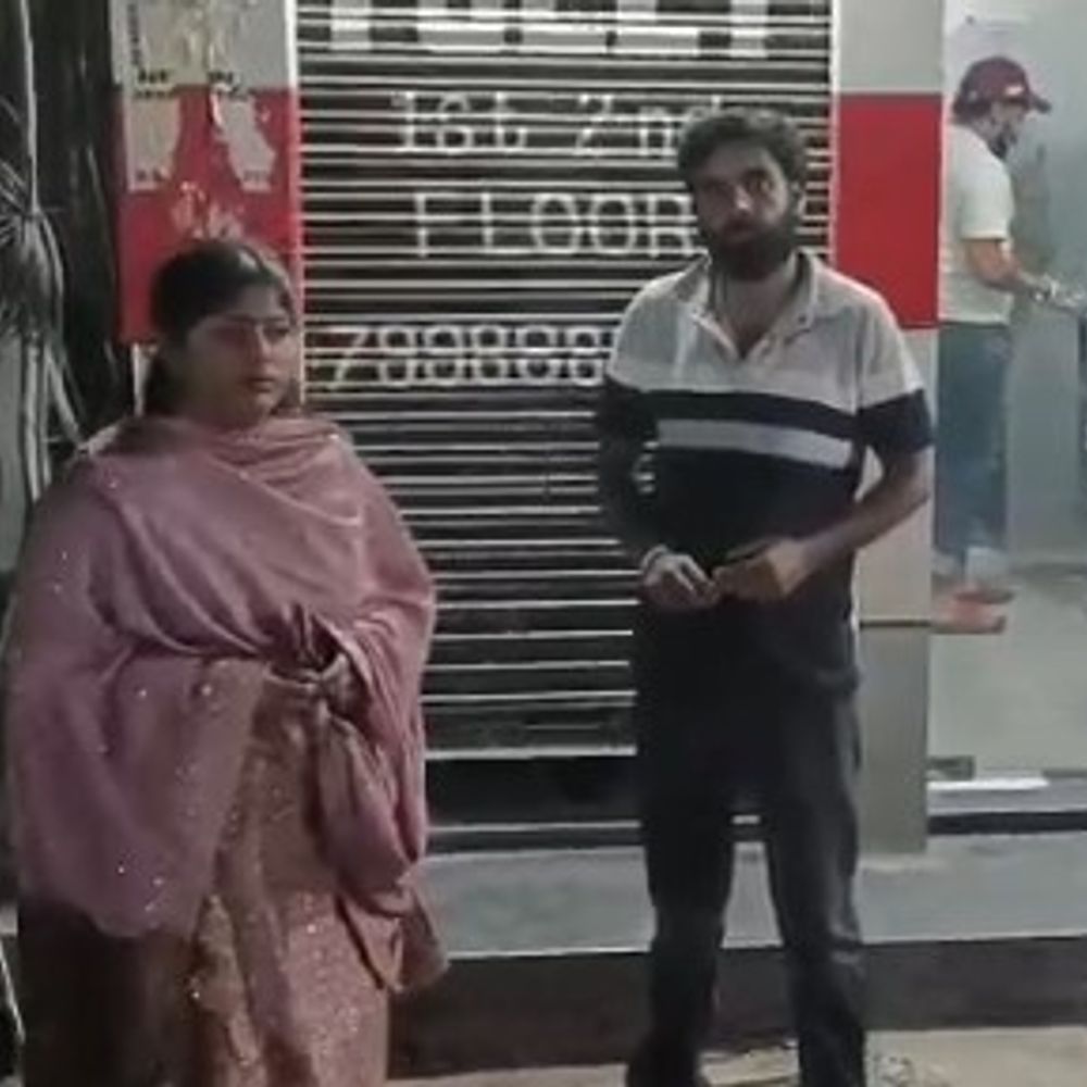 एटीएम के बाहर खड़ी स्कूटी से पर्स चुरा ले गया बुलेट सवार युवक, सीसीटीवी में कैद