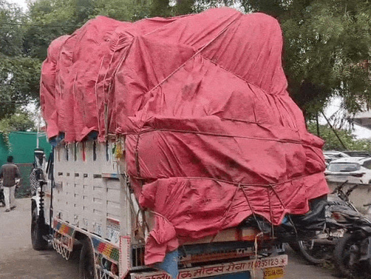 रीवा में बिना लाइसेंस ले जा रहा था पटाखे:1.50 लाख का माल और वाहन जब्त, 24 कार्टून पटाखे, युवक पर केस दर्ज