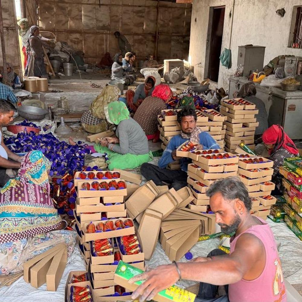 दिवाली से पहले भोपाल में पटाखा फैक्ट्री सील:निर्धारित क्षमता से अधिक मिली विस्फोटक सामग्री; कई अनियमितताएं मिलीं