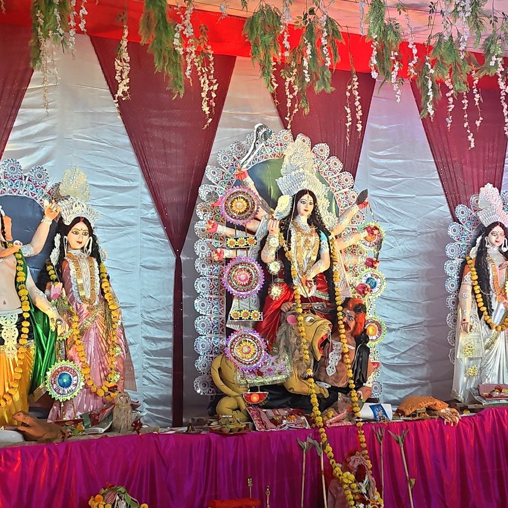 टूंडला में तीन दिवसीय दुर्गा पूजा महोत्सव शुरू:नगर इंद्रपुरी सा सजा, महाआरती के बाद दर्शन को उमड़ी भक्तों की भीड़