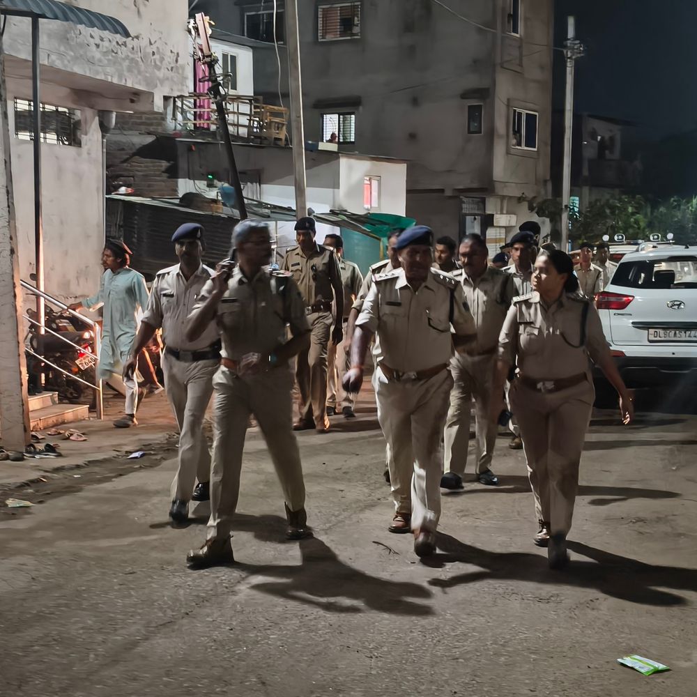 दशहरा से पहले हरदा में पुलिस ने निकाला फ्लैग मार्च:संवेदनशील इलाकों में सुरक्षा जांची; शांति भंग करने वालों को चेतावनी