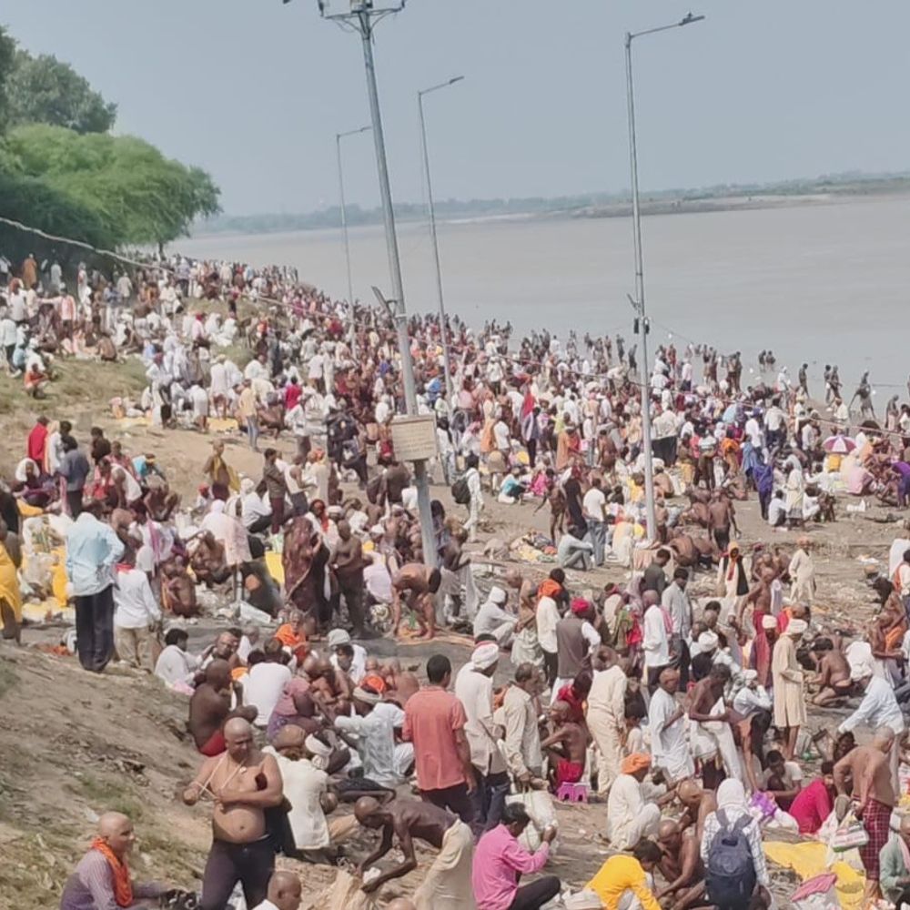 पितृपक्ष में मिर्जापुर के रामगया घाट पर उमड़ी भीड़:पूर्वजों का पिंडदान किया, भगवान राम ने यहीं किया था राजा दशरथ का पिंडदान