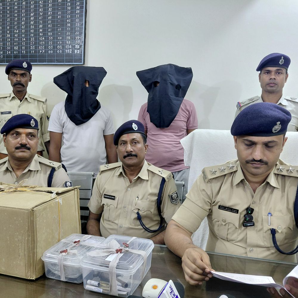 पुलिसकर्मी के पति को फंसाने घर में रखे गांजा-शराब-हथियार:खगड़िया में ब्लैकमेलिंग केस के बाद रची साजिश, दो भाई गिरफ्तार; पूर्व गर्लफ्रेंड से शादी बनी वजह