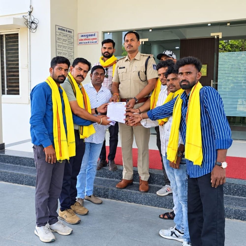 जयस ने कहा- ‘जय जोहार’ अभिवादन का अपमान हुआ:भोपाल के पुलिस अधिकारी पर FIR की मांग, बड़वानी में सौंपा आवेदन