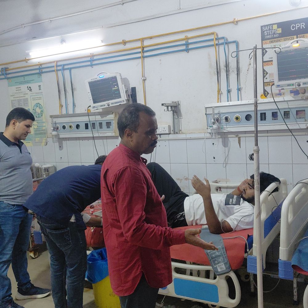 इंदपे के पास फोन उठाते समय बाइक अनियंत्रित:युवक घायल, सदर अस्पताल में इलाज जारी