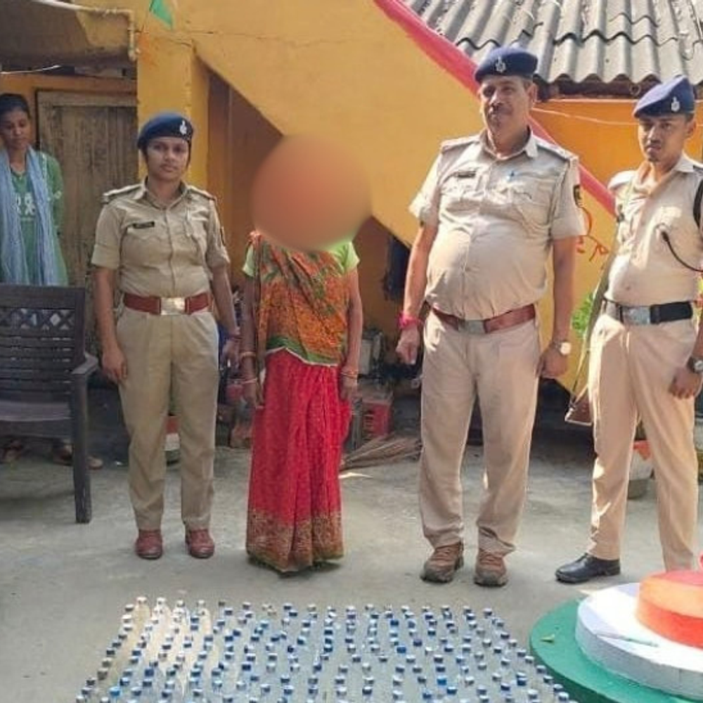 पचपकड़ी में शराब के साथ महिला तस्कर गिरफ्तार:420 बोतल नेपाली शराब जब्त, घर में छिपाकर रखी थी खेप