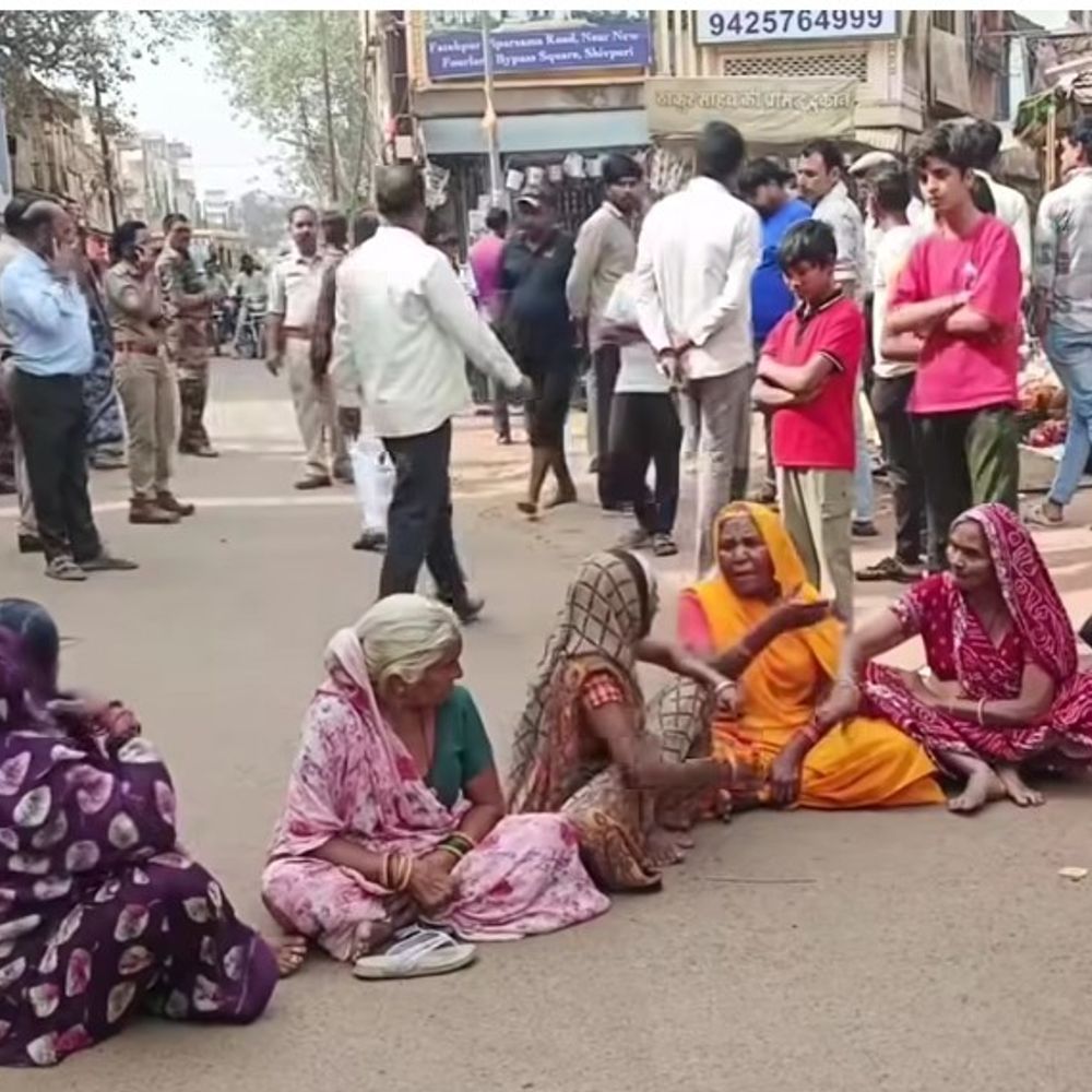 शिवपुरी में महिला दुकानदार सड़क पर बैठीं:सड़क के बाहर रखा सामान जब्त करने पहुंचे नगरपालिका कर्मचारियों का विरोध