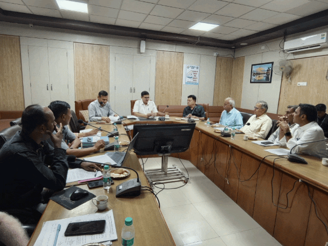 नागौर में रिटर्निंग अधिकारियों की ट्रेनिंग:राजनीतिक दलों से चर्चा की; खर्च से लेकर आचार संहिता के समझाए नियम