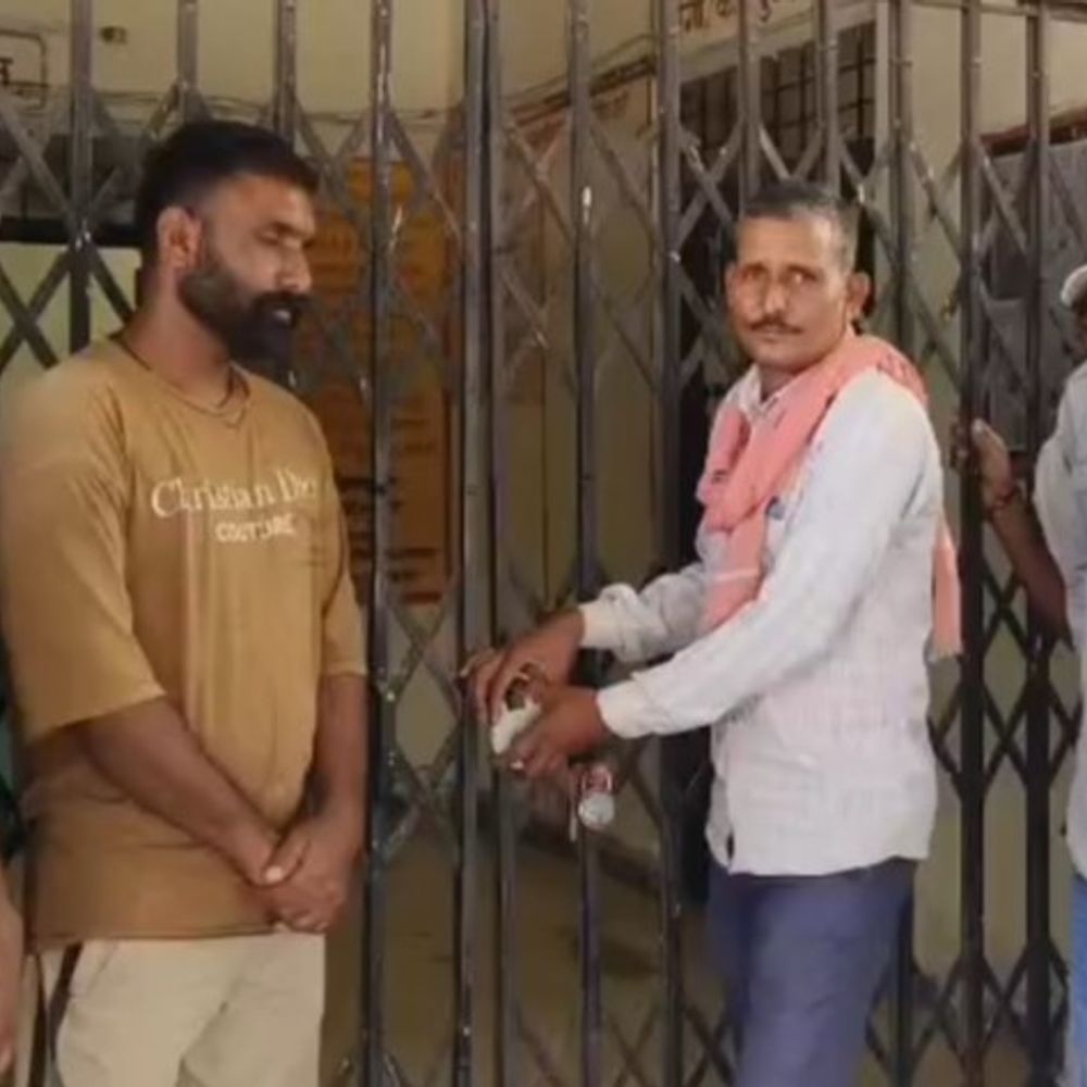 बकाया भुगतान को लेकर पंचायत भवन पर जड़ा ताला:धांयला में सफाईकर्मी का 2.32 लाख रुपए बकाया, पंचायत भवन पर ताला लगाकर प्रदर्शन
