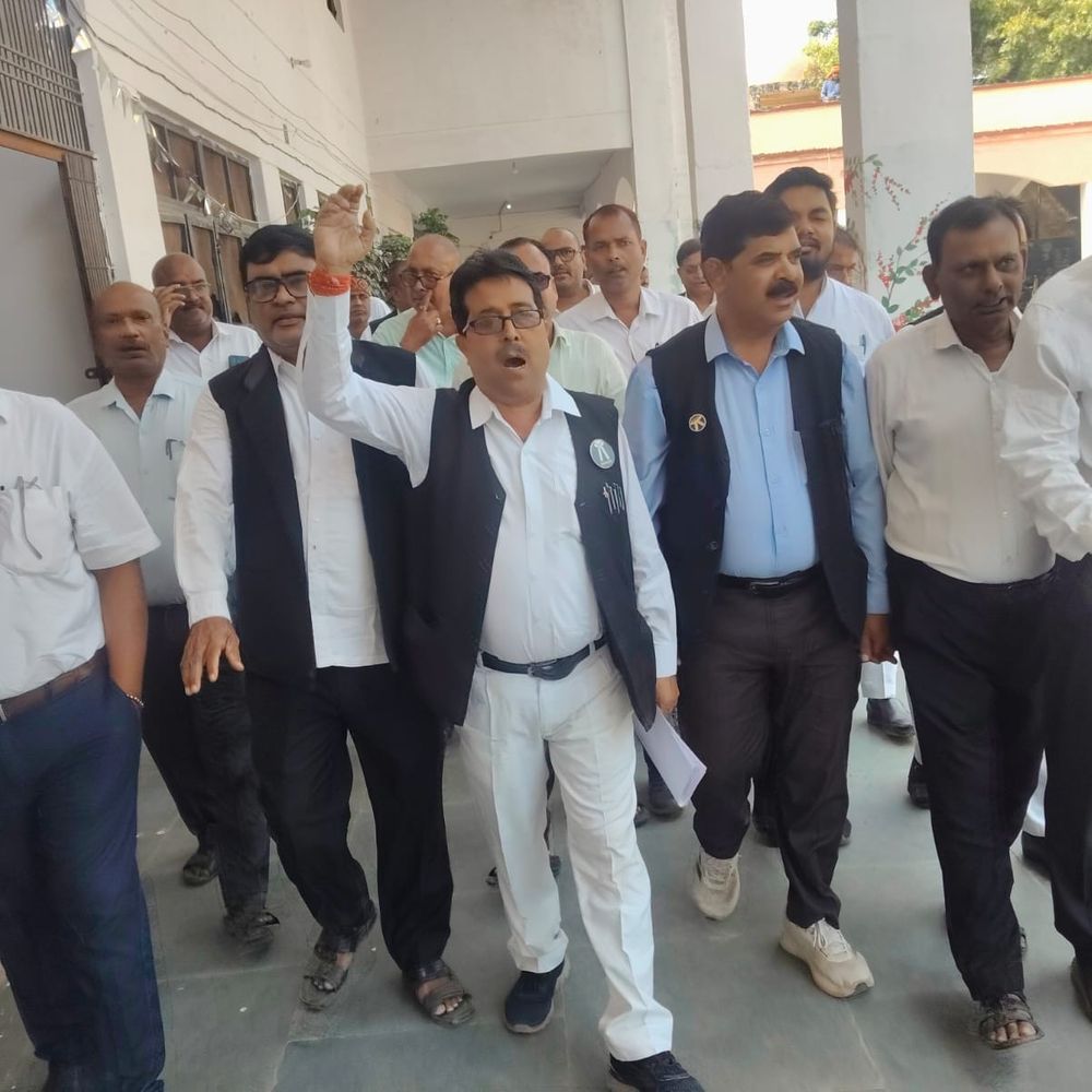 ज्वाइंट मजिस्ट्रेट के ट्रांसफर की मांग, अधिवक्ताओं का प्रदर्शन:राजस्व मामलों में मनमानी और देरी का आरोप, डीएम को सौंपा ज्ञापन