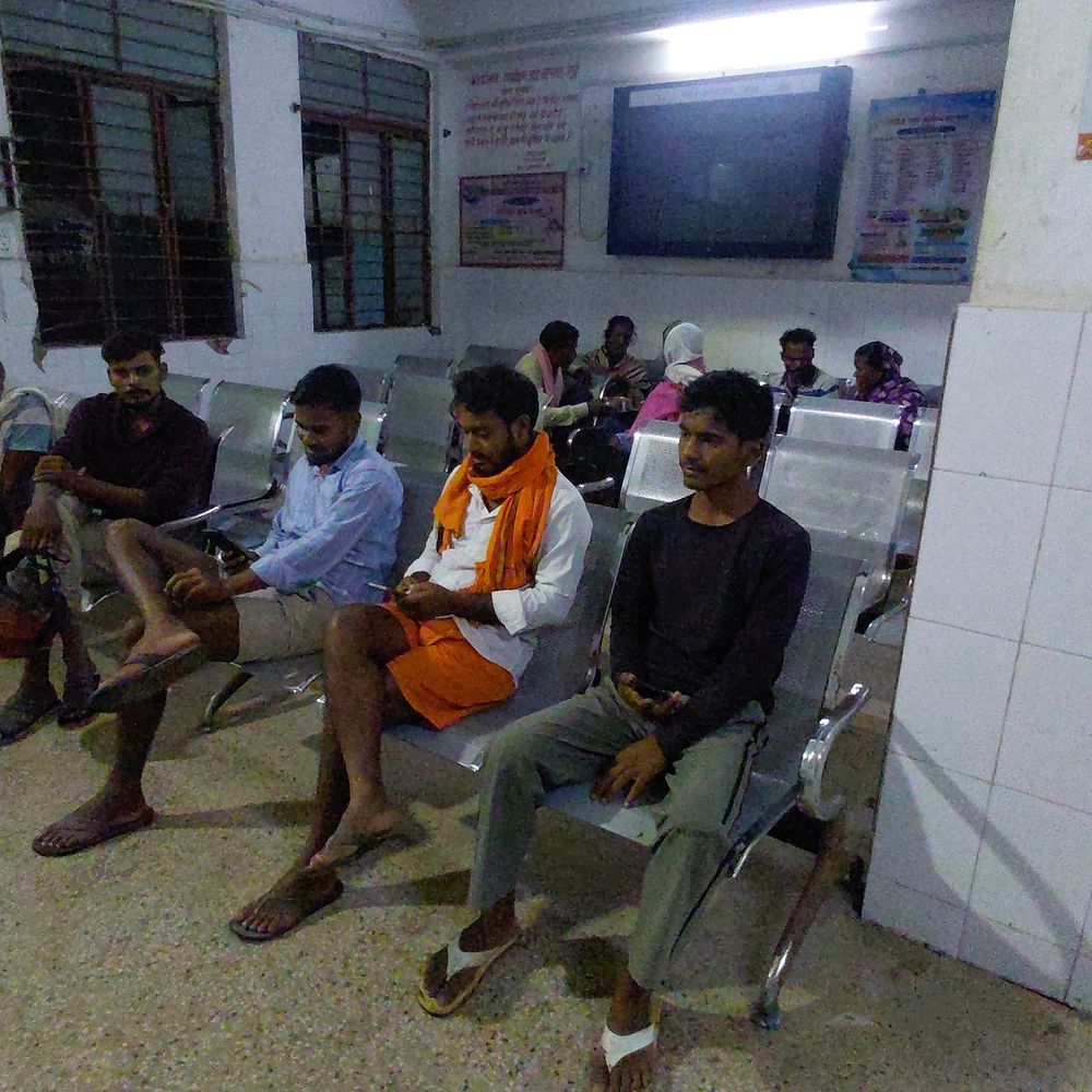 घर के पास खड़े युवक को सांपने डसा:परिजन उसे जमुई सदर अस्पताल ले गए, डॉक्टरों की निगरानी में इलाज जारी