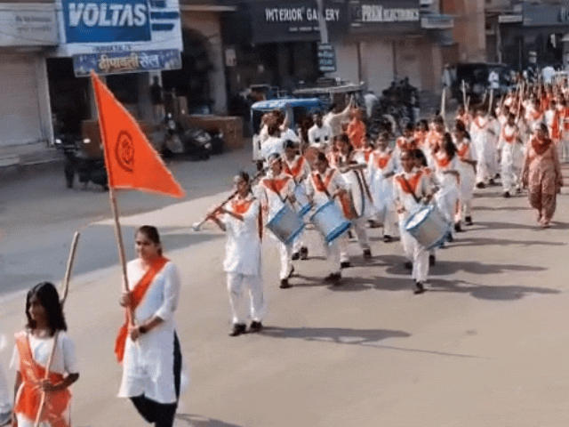 संयोजिका पांडे बोलीं- लव जिहाद-धर्मांतरण के प्रति सतर्क रहे:RSS का पथ संचलन, शस्त्र पूजन के साथ दिखाए युद्ध कौशल, तलवारबाजी