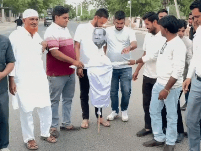 नागौर में कांग्रेस का प्रदर्शन:सर्किट हाउस के सामने मदन राठौड़ का पुतला फूंका, बयान से आक्रोश