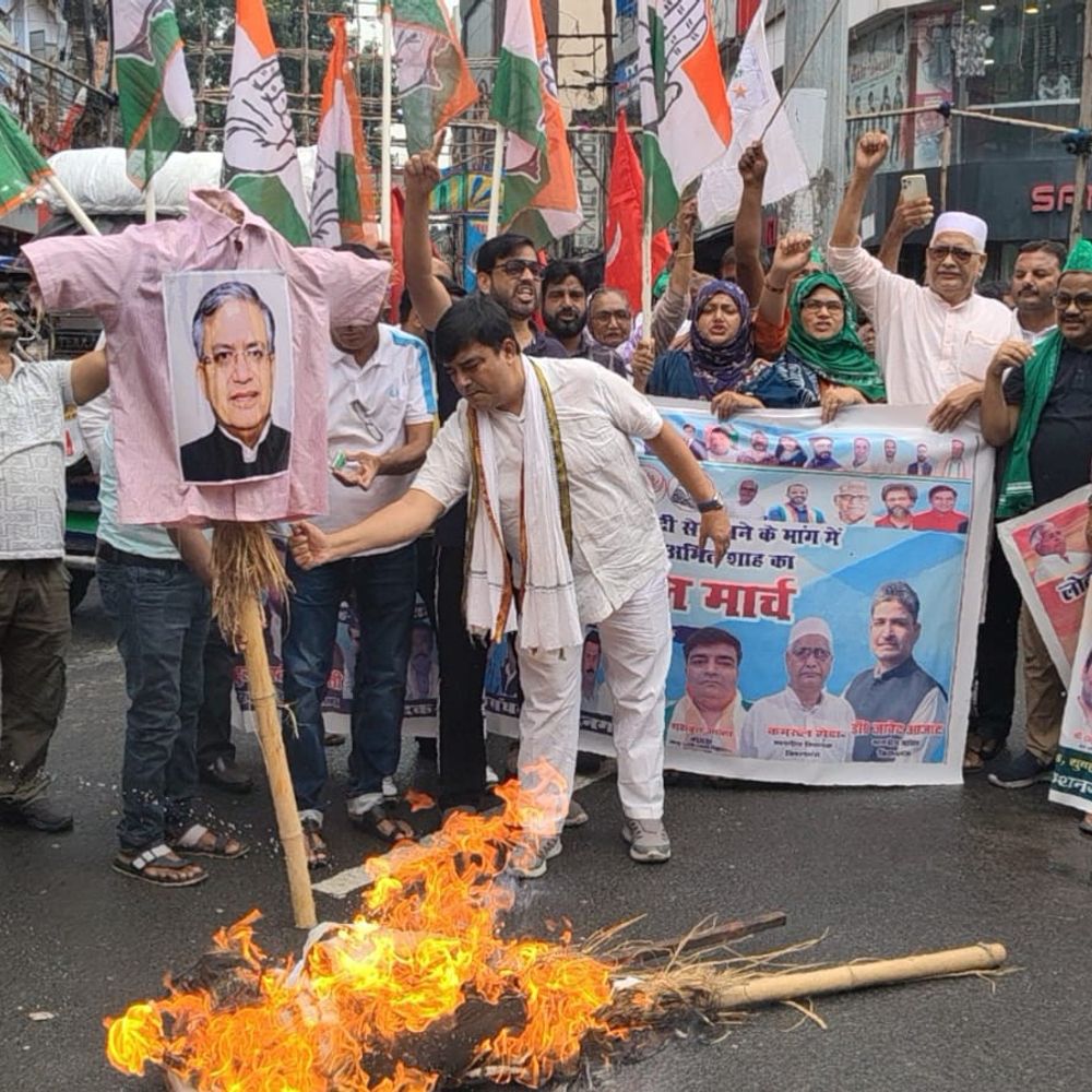 ज्ञानेश कुमार के खिलाफ महागठबंधन ने किया प्रोटेस्ट:कांग्रेस-RJD कार्यकर्ताओं ने चुनाव आयोग और केंद्र सरकार के खिलाफ नारे लगाए