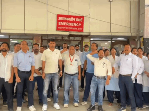 6-महीने से वेतन नहीं, 2 साल से वर्दी भत्ता अटका:JLN हॉस्पिटल में नर्सेज का प्रदर्शन, इमरजेंसी के बाहर 2 घंटे कार्य बहिष्कार