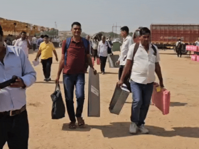 पोलिंग पार्टी में शामिल कर्मचारी हुआ बेहोश:पेट दर्द के बाद हॉस्पिटल में भर्ती; 92 पंचायत समिति और 16 जिला परिषद सदस्यों के लिए होगा मतदान