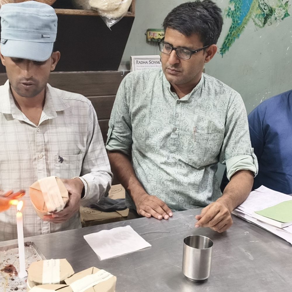 डबवाली में 5 स्वीट्स शॉप पर फूड विभाग की रेड:डेयरियों में दूध की जांच, बर्फी- गुलाब जामुन के सेंपल लिए, रेट लिस्ट लगाने के निर्देश