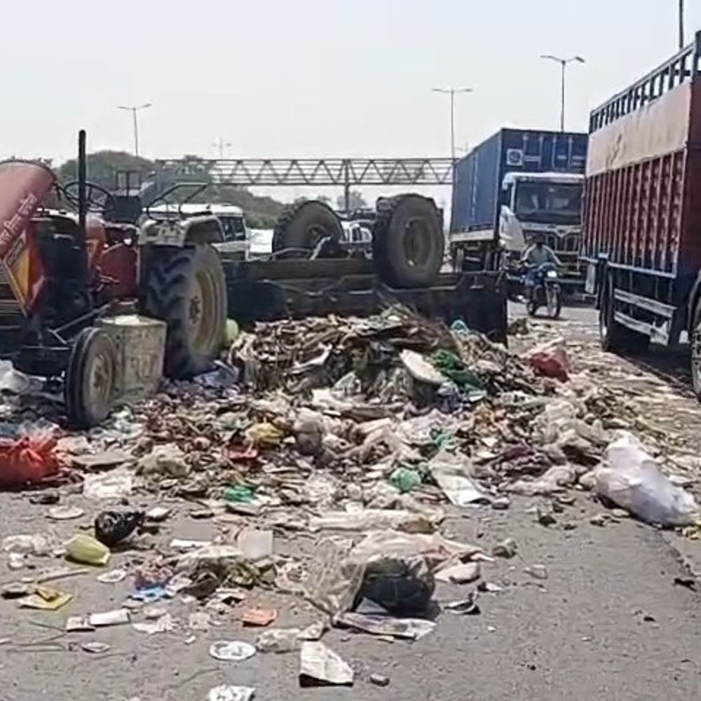 पानीपत में जीटी रोड पर पलटी कूड़े से भरी ट्रॉली:जीटी रोड पर फैला कूड़ा, मौके से भागे ट्रैक्टर पर सवार निगम कर्मचारी