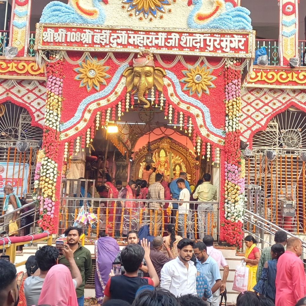 मुंगेर में दुर्गा मंदिरों के पट खुले,भक्तों की भीड़ उमड़ी:रामायण थीम पर बना पंडाल, झारखंड से भी पहुंचे श्रद्धालु