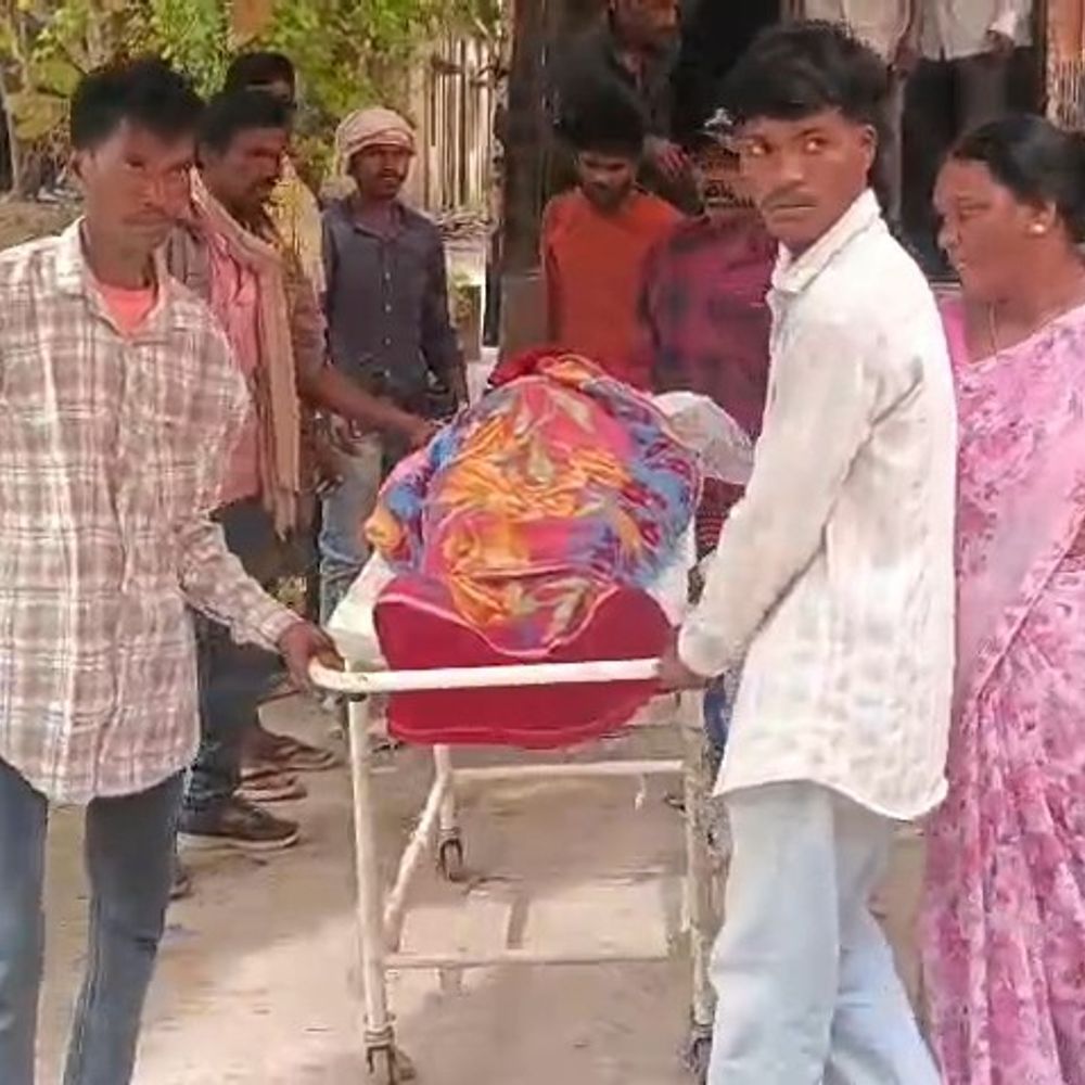 तेज रफ्तार बाइक भीड़ में घुसी, दो युवकों की मौत:गुमला में करमा डाल लेकर लौट रहे लोगों को रौंदा, बाइक सवार ने भी तोड़ा दम