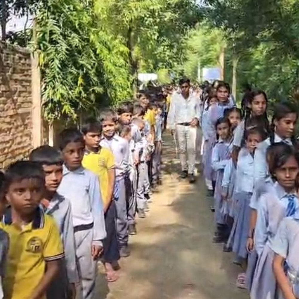 बेतिया- नशामुक्त समाज के लिए छात्रों ने निकाली प्रभात फेरी:नशे से दूर रहने का दिया संदेश, पढ़ाई-खेल में ऊर्जा लगाने की अपील