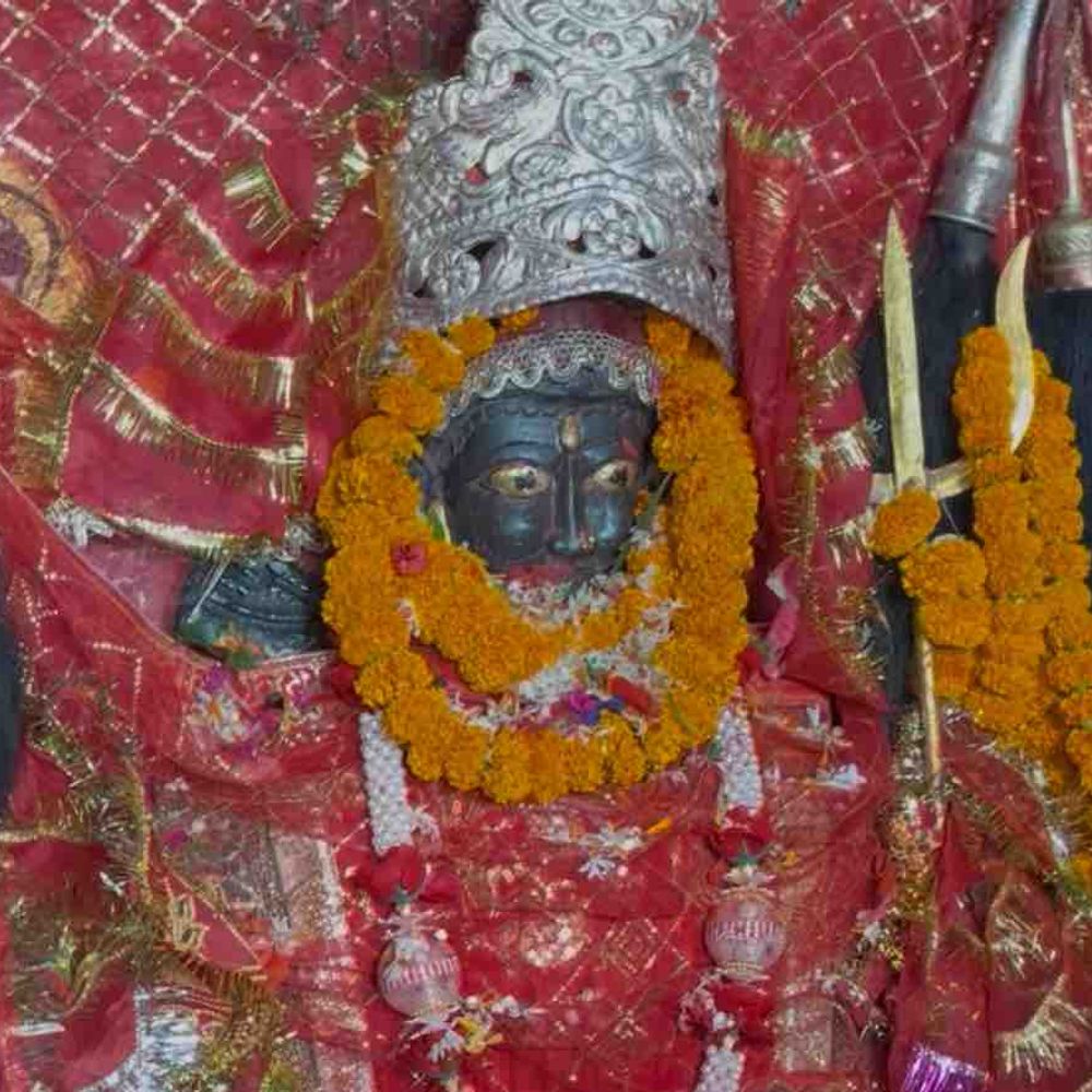महाष्टमी पर नेपाल के गढ़ीमाई मंदिर में श्रद्धालुओं की भीड़:सुबह से कतार में लगकर की मां की पूजा, मनोकामना पूरी होने की है मान्यता