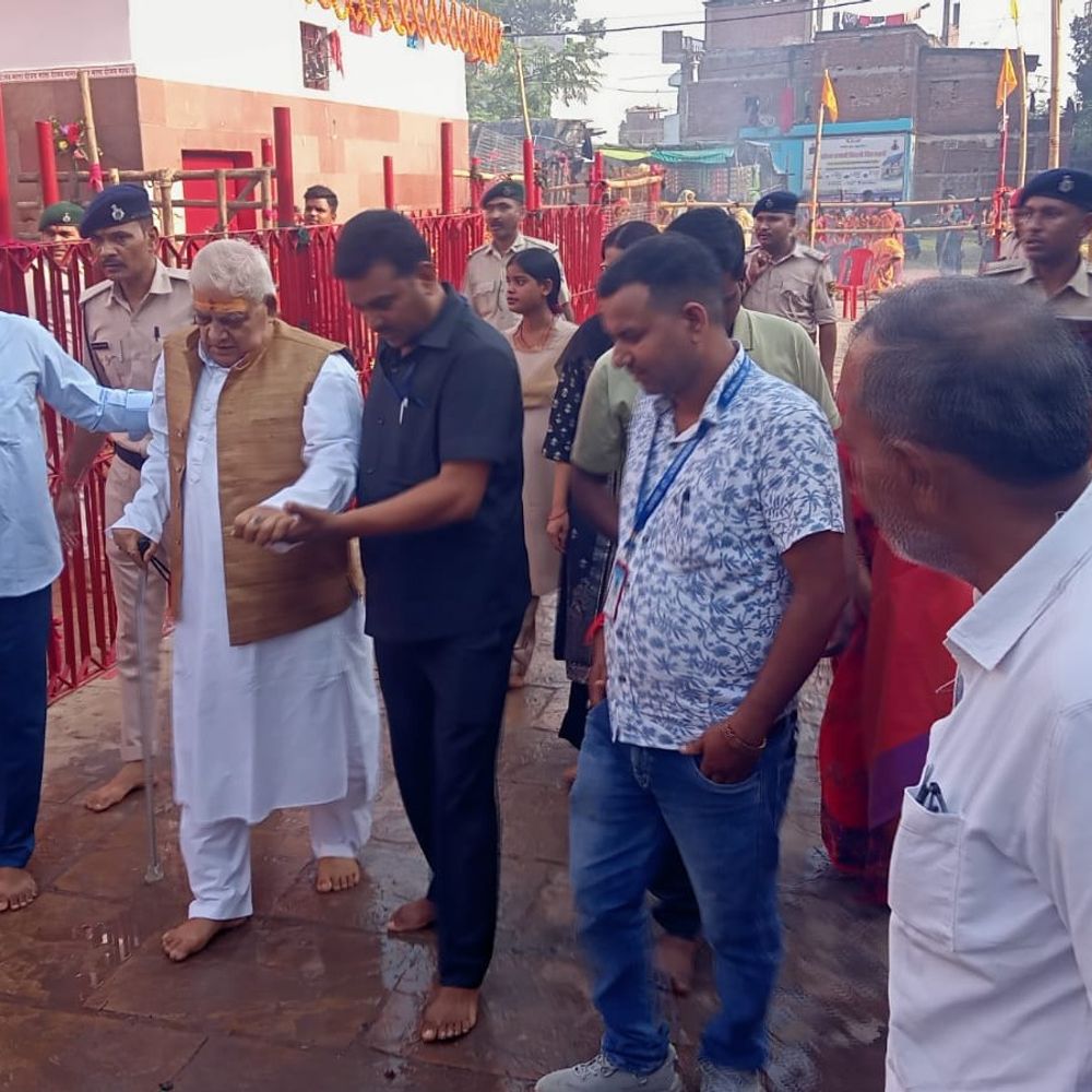 बांका के तेलडीहा दुर्गा मंदिर में महाअष्टमी पर उमड़ी भीड़:CM के पिता शकुनी चौधरी ने की पूजा; बिहार की सुख-समृद्धि मांगी, कड़ी सुरक्षा रही