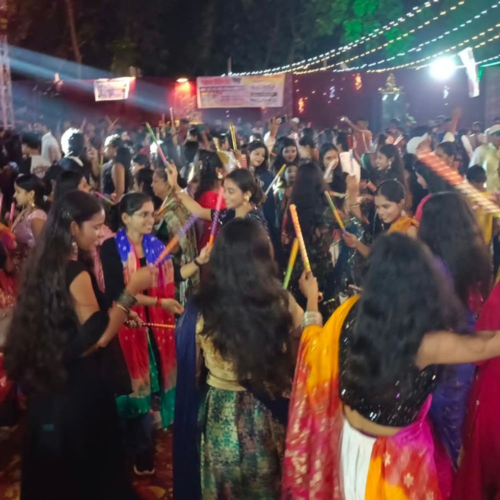जहानाबाद में ‘द ग्रैंड डांडिया नाइट’ में झूमे लोग:निजामुद्दीनपुर मोहल्ले में दशहरा से पहले हुआ आयोजन, आयोजक बोले-ऐसे आयोजन बढ़ाते हैं भाईचारा