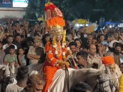 रामनगर की रामलीला में प्रभु राम की निकली बरात, VIDEO:PAC की बैंड पार्टी भी हुई शामिल,हाथ पर बैठकर निकले काशी नरेश