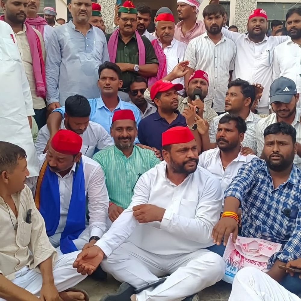 अखिलेश यादव की गिरफ्तारी पर सुल्तानपुर में सपाइयों का हंगामा:कलेक्ट्रेट पर नारेबाजी, पुलिस से नोक-झोंक; पीएम का पुतला फूंका
