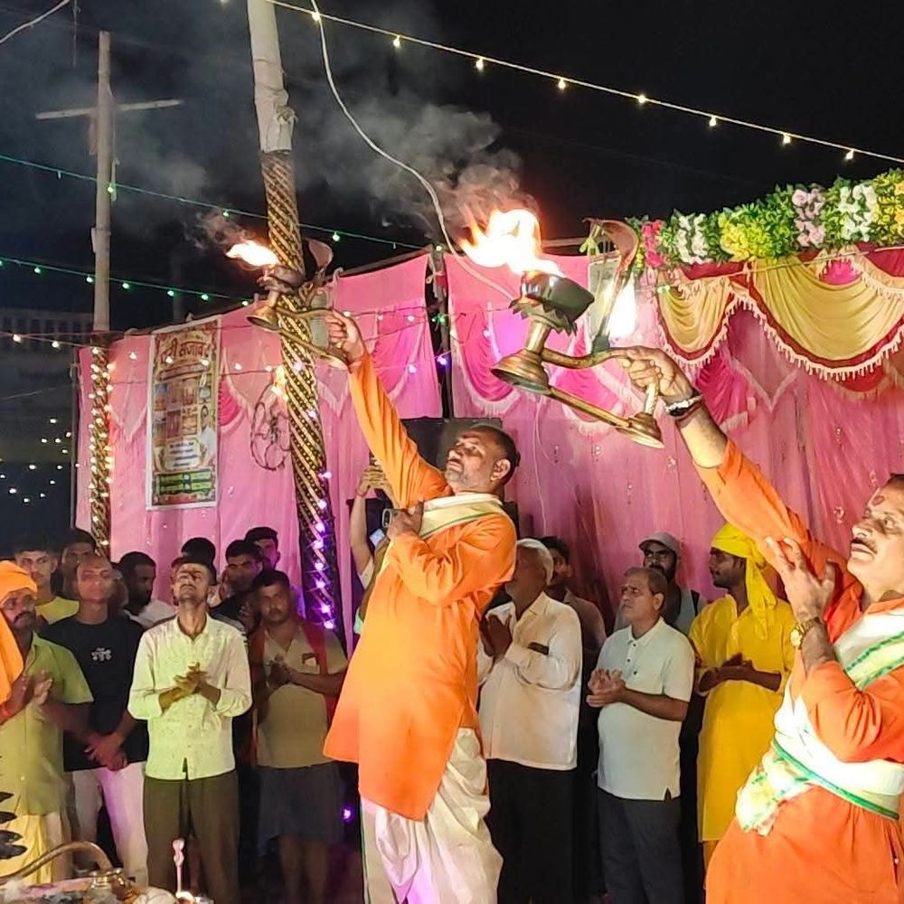 बक्सर में बनारस की तर्ज पर हुई गंगा आरती:दीपों की रोशनी में भक्तिमय हुआ माहौल, दुर्गा पूजा पंडाल के पास जुटे श्रद्धालु