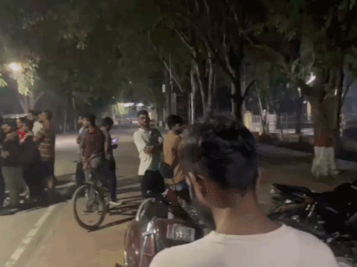 IIT BHU में हॉस्टल सचिव चुनाव पर विवाद:निदेशक कार्यालय के बाहर धरने पर बैठे आईआईटीयंस, मौके पर प्राक्टोरियल बोर्ड की टीम पहुंची