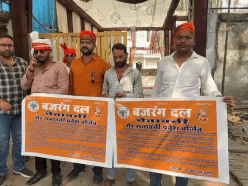 काशी में गरबा पंडालों में गैर-सनातनी एंट्री बैन,लगा पोस्टर:बजरंग दल की चेतावनी – नशाखोरी बर्दाश्त नहीं,आयोजक होंगे जिम्मेदार