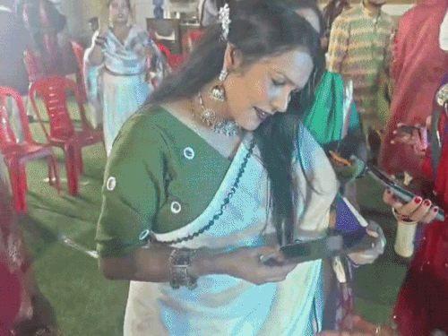वाराणसी में गरबा में एंट्री से पहले आधार कार्ड चेक:तिलक और हाथ पर मोहर लगाकर दिया प्रवेश, युवक-युवतियों ने खेला डांडिया