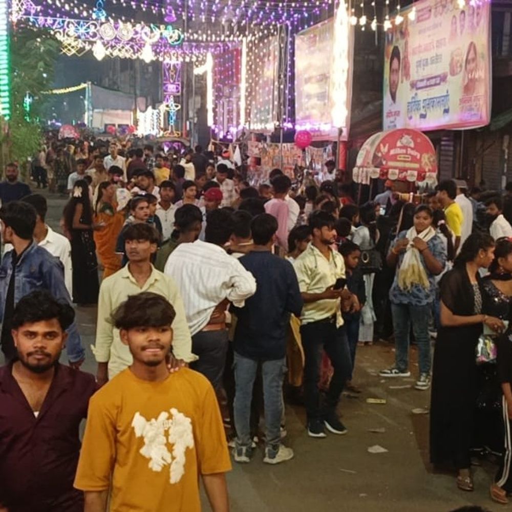 दुर्गापूजा महोत्सव में चौथे दिन पहुंचे 3 लाख श्रद्धालु:’मां वैष्णो देवी’ पंडाल में 20 हजार से ज्यादा ने किए दर्शन, SP ने भंडारे में प्रसाद बांटा