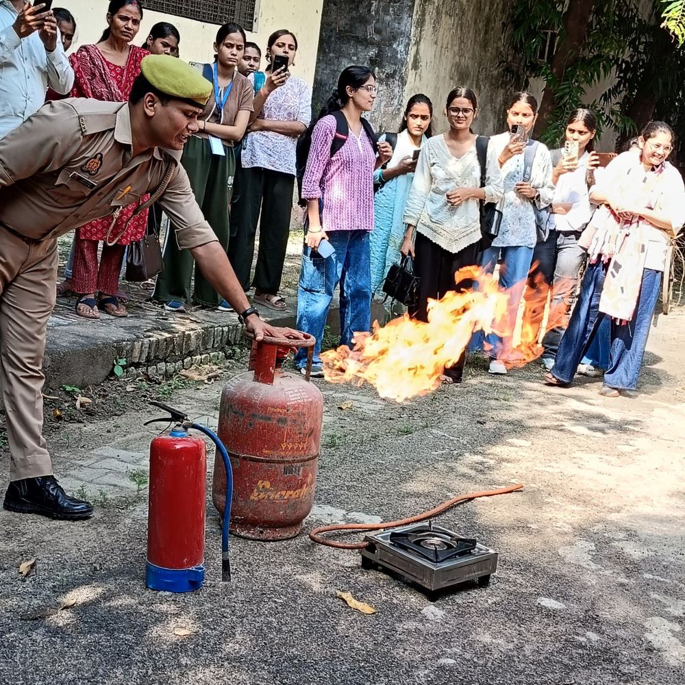 छात्राओं ने सीखा आग बुझाना:एलपीजी सिलेंडर की आग बुझाने और बचाव के लाइव डेमो से ट्रेनिंग