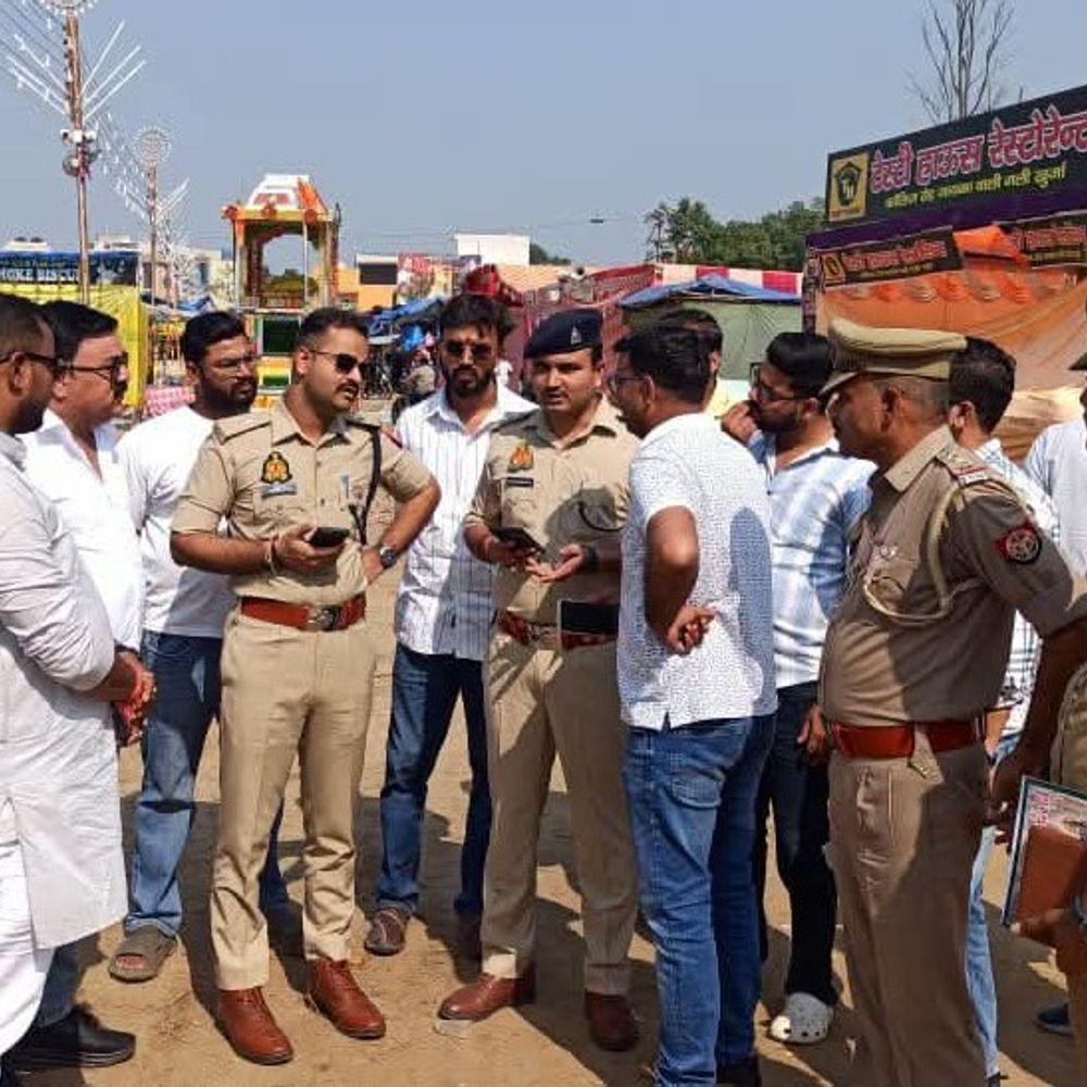दशहरा से पहले रामलीला मैदान का निरीक्षण:एसपी ग्रामीण ने परखी सुरक्षा व्यवस्था, पुलिसकर्मियों को सतर्क रहने के निर्देश