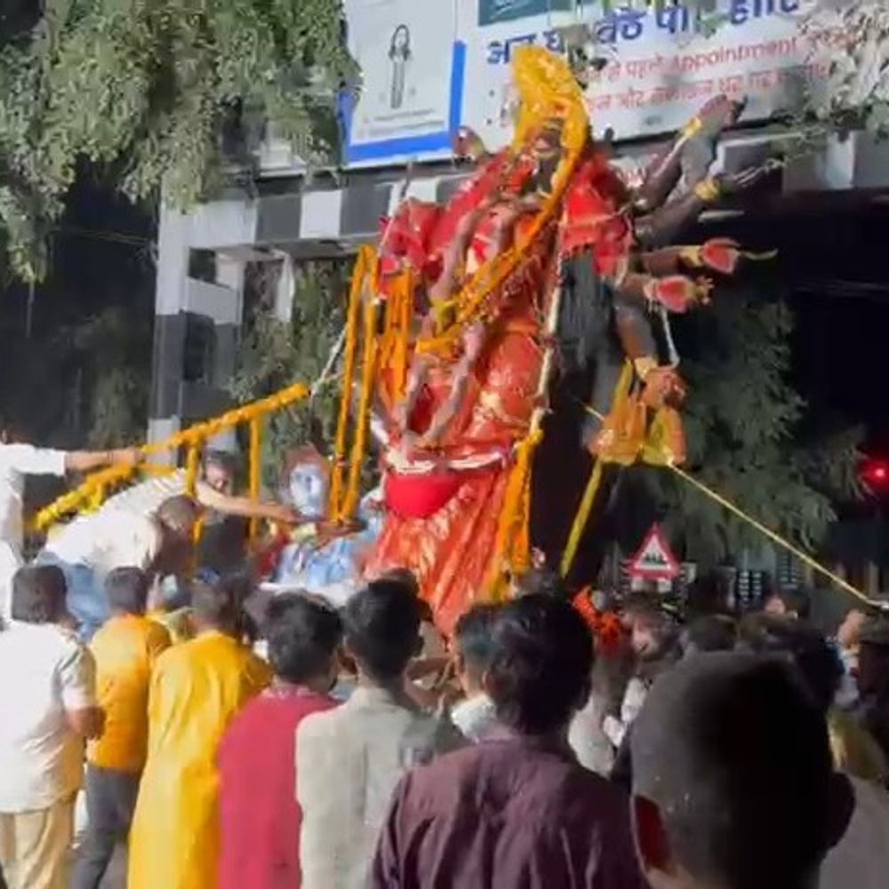 मां-काली की प्रतिमा को ब्रैकेटिंग से निकालने में ढाई-घंटे लगे:नवादा में सड़क पर जाम; समिति ने लगाया विसर्जन स्थल पर गंदगी होने का आरोप