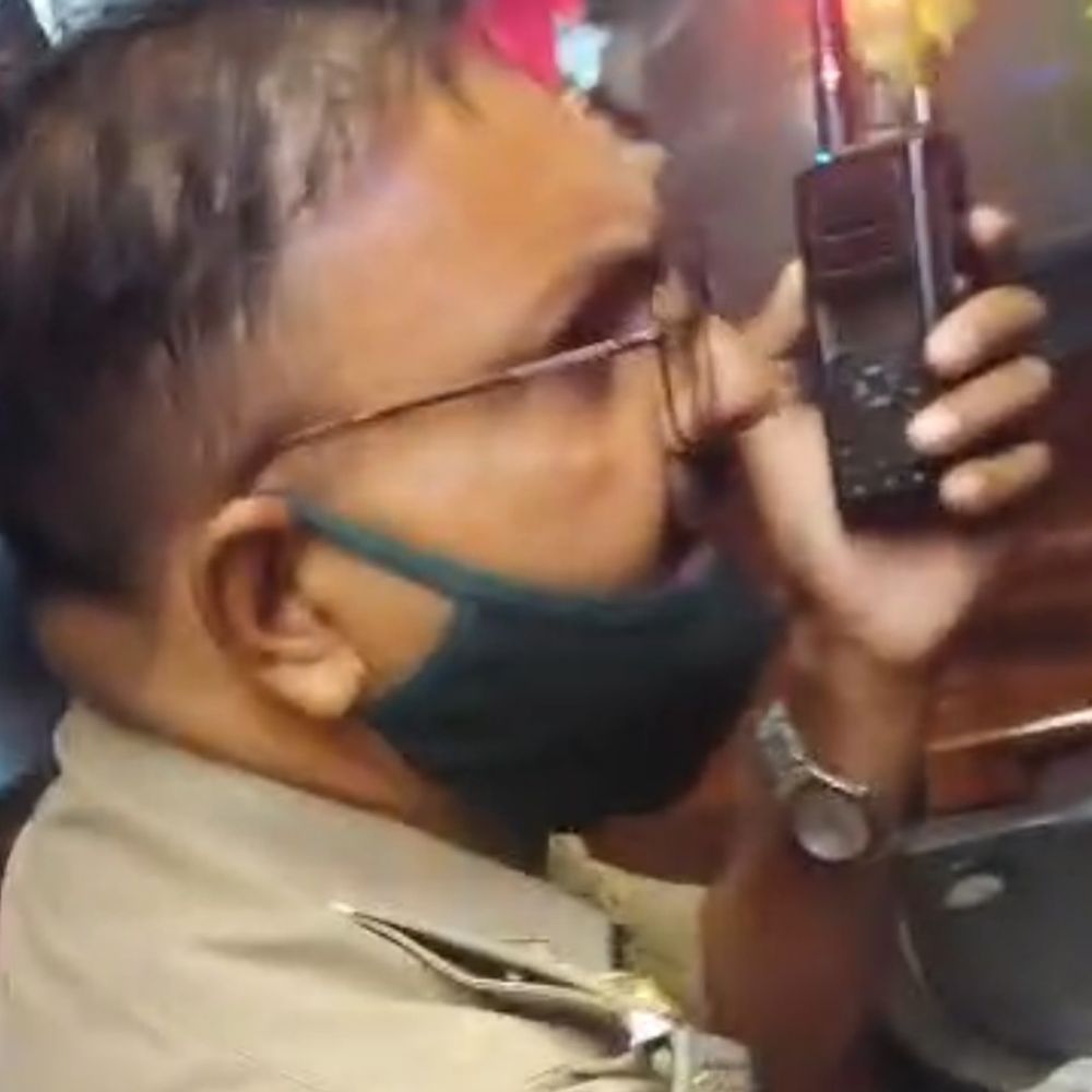 स्कूल बस ड्राइवर ने पुलिसकर्मियों को बस में बैठाकर दौड़ाया:मेरठ में नोकझोंक के बाद वायरल हुआ वीडियो, पुलिस जांच में जुटी